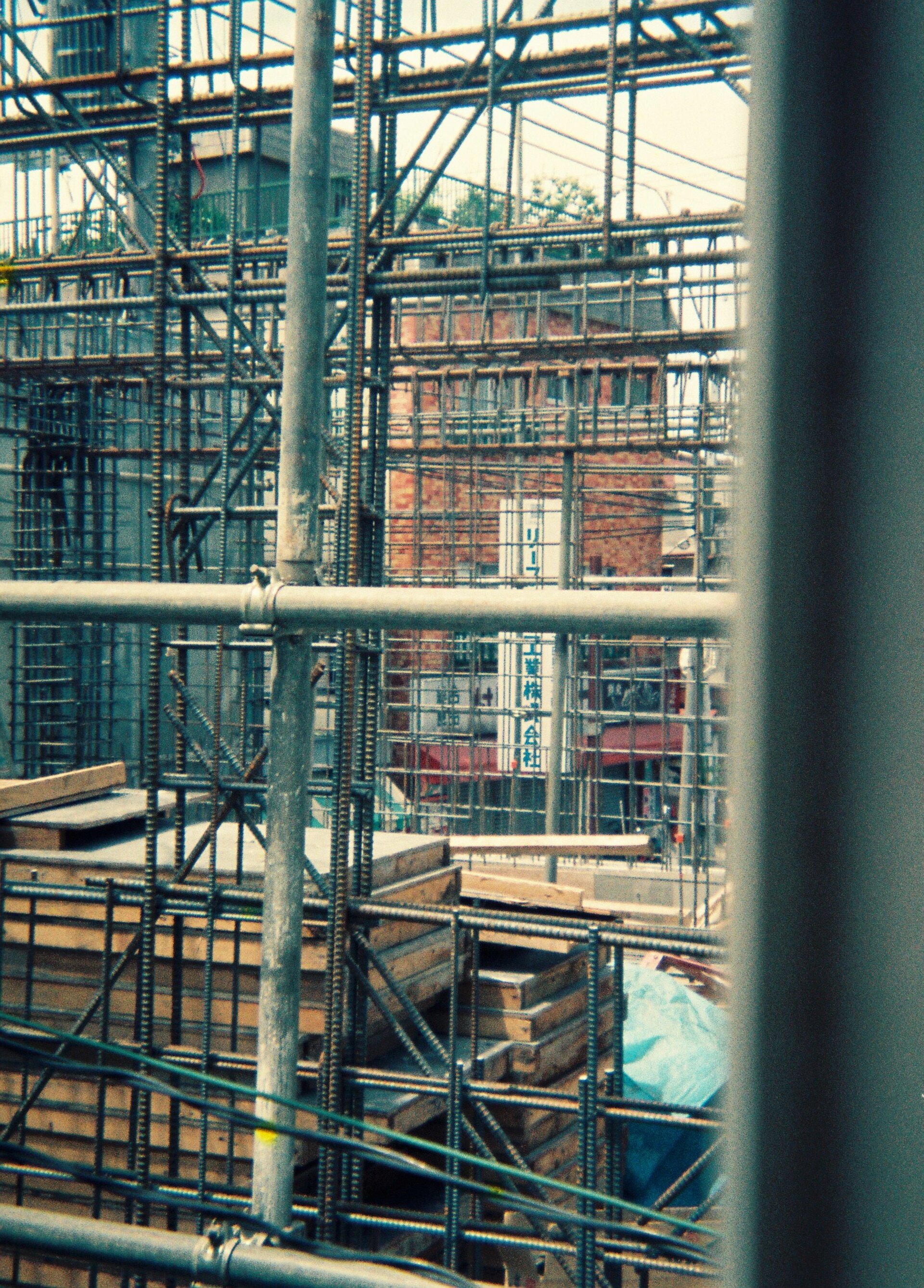 Composite material scaffolding metal